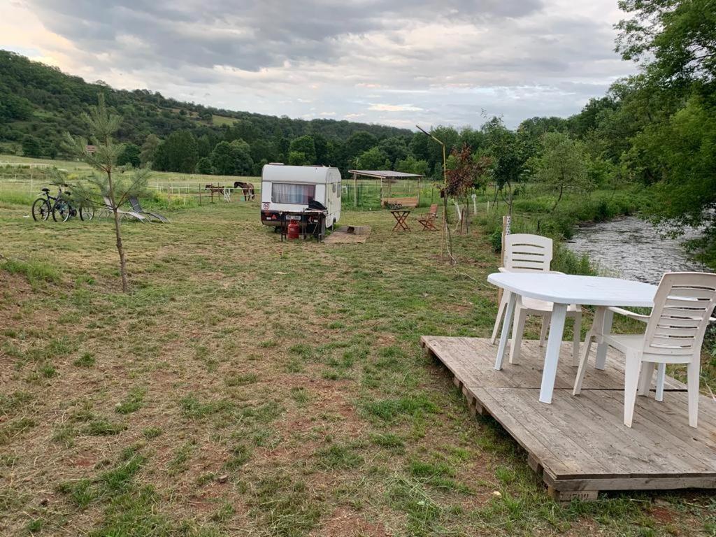 Ubytovani V Karavanu Bzany Exteriör bild