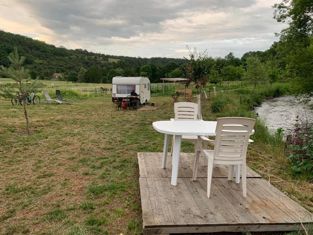 Ubytovani V Karavanu Bzany Exteriör bild