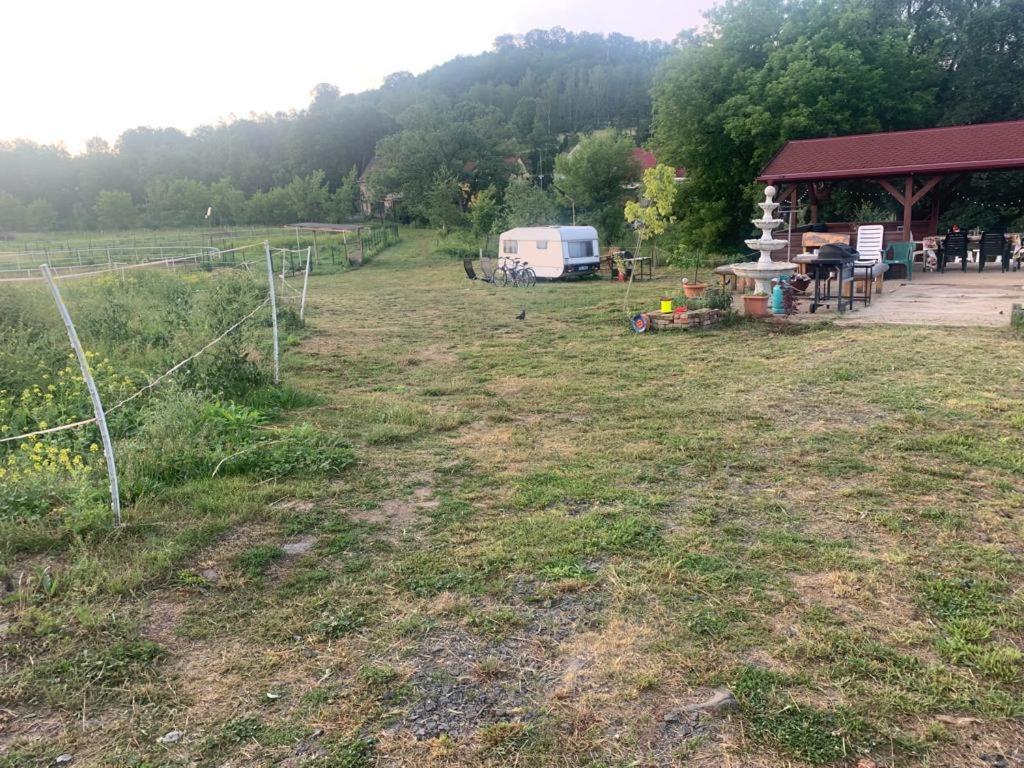 Ubytovani V Karavanu Bzany Exteriör bild